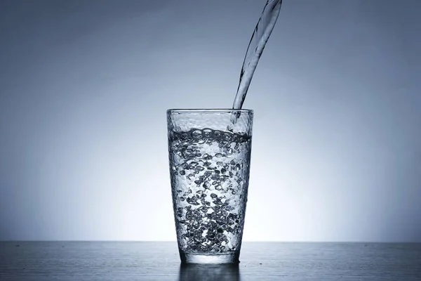 Foto Despejar Água Copo Água — Fotografia de Stock