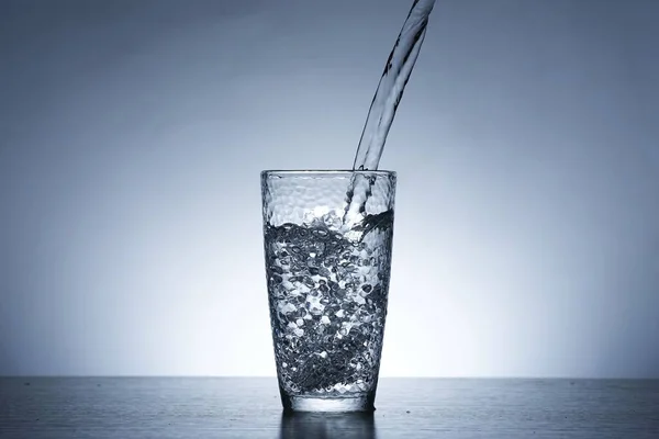 Foto Despejar Água Copo Água — Fotografia de Stock