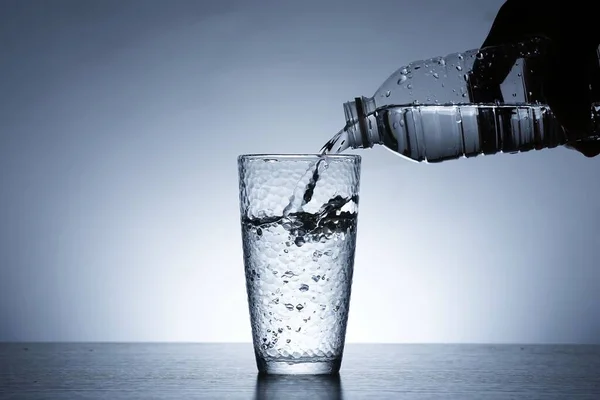 Photo Pouring Water Glass Water — Fotografia de Stock