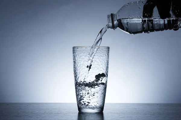 Foto Van Het Gieten Van Water Een Glas Water — Stockfoto