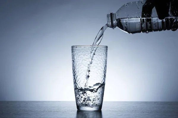 Photo Pouring Water Glass Water — Fotografia de Stock