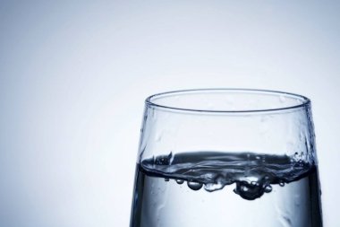 Bir bardağa su dökerken yakın çekim.