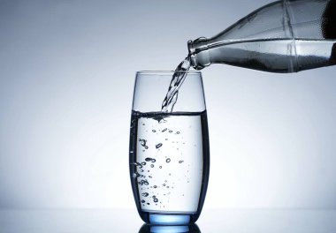 Su şişesinden bardağa su dökme görüntüsü