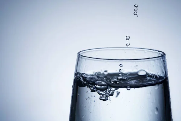 Close Shot Pouring Water Glass — Fotografia de Stock