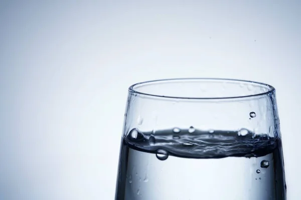 Close Shot Van Het Gieten Van Water Een Glas — Stockfoto