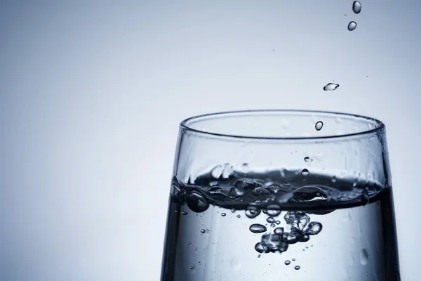 Close Shot Pouring Water Glass — Fotografia de Stock