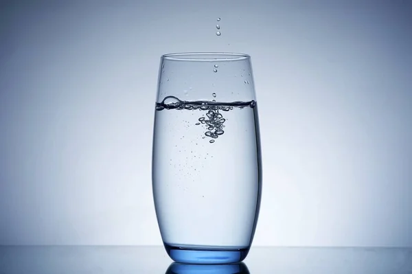 Фото Наливаючи Воду Склянку — стокове фото