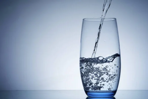 Foto Gießt Wasser Ein Glas — Stockfoto