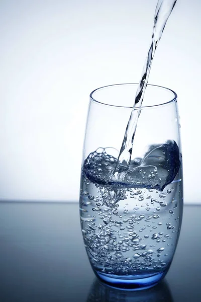 Photo Pouring Water Glass — Fotografia de Stock