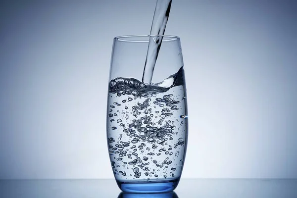 Foto Gießt Wasser Ein Glas — Stockfoto