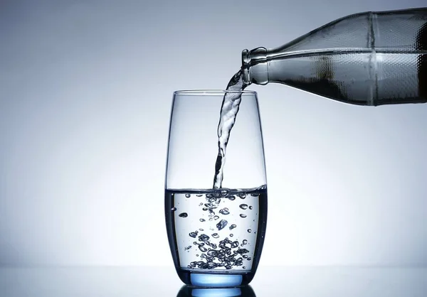 Зображення Заливки Води Пляшки Води Склянку — стокове фото