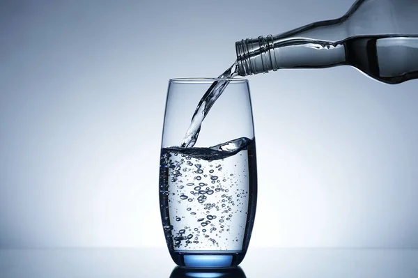 Imagen Verter Agua Una Botella Agua Vaso — Foto de Stock