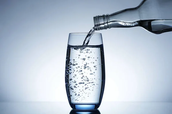 Imagen Verter Agua Una Botella Agua Vaso — Foto de Stock