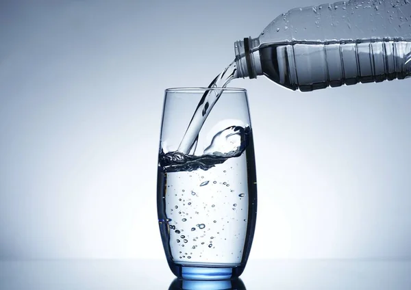 Imagen Verter Agua Una Botella Agua Vaso — Foto de Stock