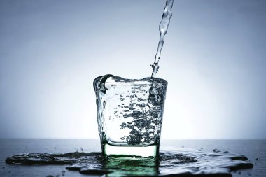 Su şişesinden bardağa su dökme görüntüsü