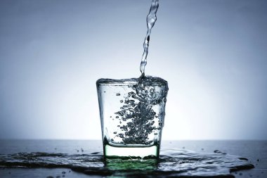 Su şişesinden bardağa su dökme görüntüsü