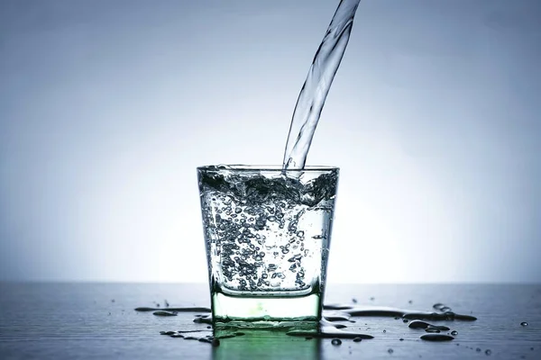 Afbeelding Van Het Gieten Van Water Uit Een Waterfles Een — Stockfoto