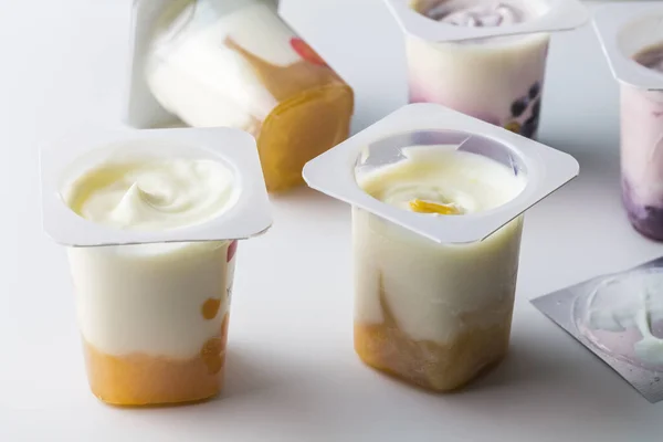 Yogurt Aromatizzato Alla Frutta Bicchieri Plastica Trasparente Sfondo Bianco Con — Foto Stock