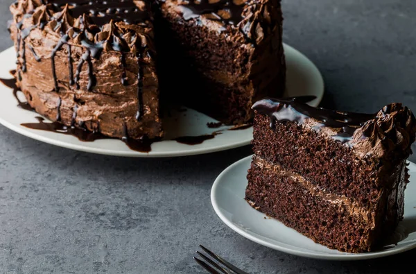 Piece Chocolate Cake Whole Cake Defocused Grey Background — Stock Photo, Image