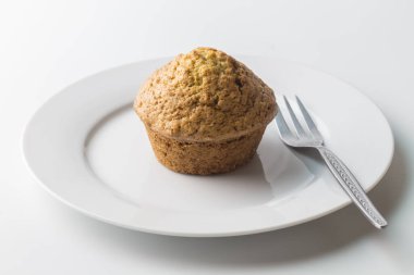 Muffin beyaz plaka üzerinde