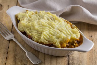 Kır koyunu pastası ahşap masada - Patates püresi ile kır pastası