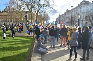 Londra 'daki insanlar Ukrayna' nın Rus işgalini protesto ediyorlar. Ukrayna bayraklarından feragat ediyorlar ve Ukrayna 'ya destek için bayrakları var..