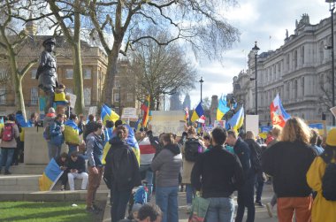 Londra 'daki insanlar Ukrayna' nın Rus işgalini protesto ediyorlar. Ukrayna bayraklarından feragat ediyorlar ve Ukrayna 'ya destek için bayrakları var..