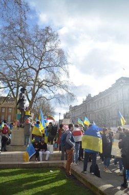 Londra 'daki insanlar Ukrayna' nın Rus işgalini protesto ediyorlar. Ukrayna bayraklarından feragat ediyorlar ve Ukrayna 'ya destek için bayrakları var..