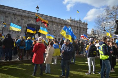 Londra 'daki insanlar Ukrayna' nın Rus işgalini protesto ediyorlar. Ukrayna bayraklarından feragat ediyorlar ve Ukrayna 'ya destek için bayrakları var..