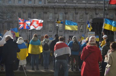 Londra 'daki insanlar Ukrayna' nın Rus işgalini protesto ediyorlar. Ukrayna bayraklarından feragat ediyorlar ve Ukrayna 'ya destek için bayrakları var..