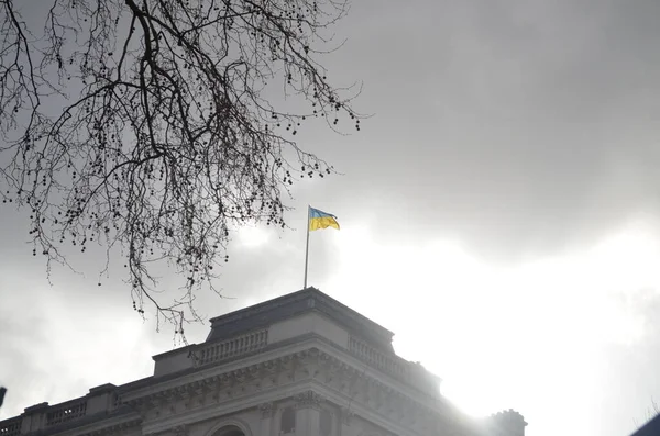Ukrainian Flag Top Governmental Building London Placed Support Ukraine Russian — Stock Photo, Image