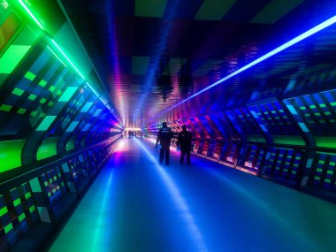 Londra 'daki Canary Wharf' ta renkli yaya tüneli. Tünelin diğer ucunda insanların şekillerini görebiliyordunuz..