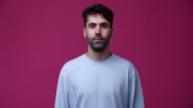 Hayır, ben almayayım, teşekkürler. Mavi bir kazak giyip gidiyorum. Arka plan pembe.