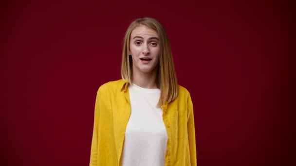 Дівчина Показує Гаразд Гаразд Щасливий Одягнений Білу Футболку Жовту Сорочку — стокове відео