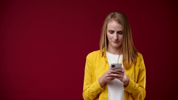Chica Mira Lado Sacude Dedo Allí Sosteniendo Teléfono Sus Manos — Vídeo de stock