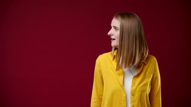 Blondynka Patrzy Prawo Wskazuje Palcem Drugą Ręką Pokazuje Uśmiech Jest — Wideo stockowe