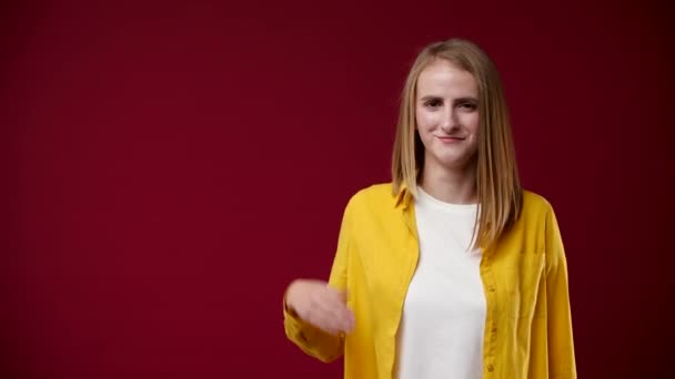 Dívka Drží Dlaň Otevřenou Ukazuje Prstem Usmívá Sobě Bílé Tričko — Stock video