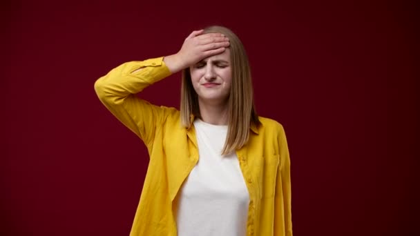 Das Mädchen Hat Sehr Starke Kopfschmerzen Kopfschmerzen Sie Legte Ihre — Stockvideo