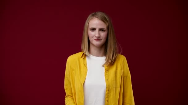 Pigen Griner Foran Kameraet Peger Også Hendes Finger Hun Blond – Stock-video