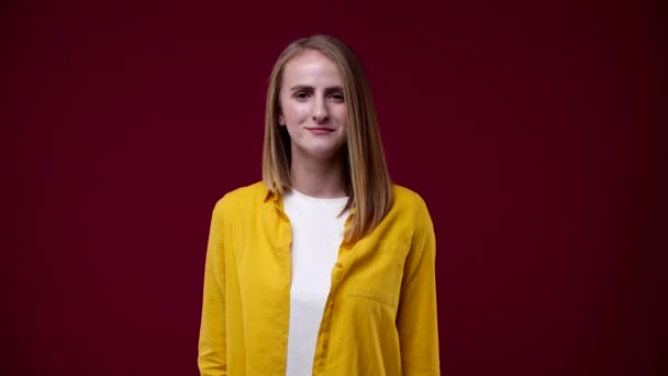 Blondýnka Podívá Kamery Mrkne Usměje Oblečená Žluté Košili — Stock video