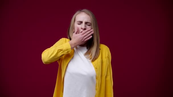 Dívka Velmi Šťavnatá Chce Spát Zívne Unavená Položí Ruku Ústa — Stock video