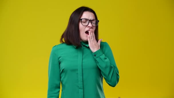Brunetka Zívá Unavená Chce Spát Brýle Sobě Zelenou Košili Pozadí — Stock video