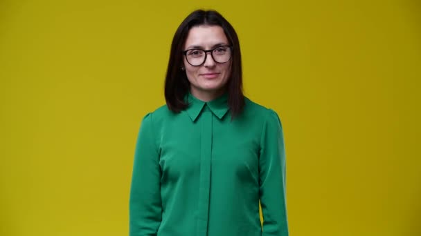 Žena Vyhrála Milion Hurá Brýle Sobě Zelené Tričko Bruneta Krátké — Stock video