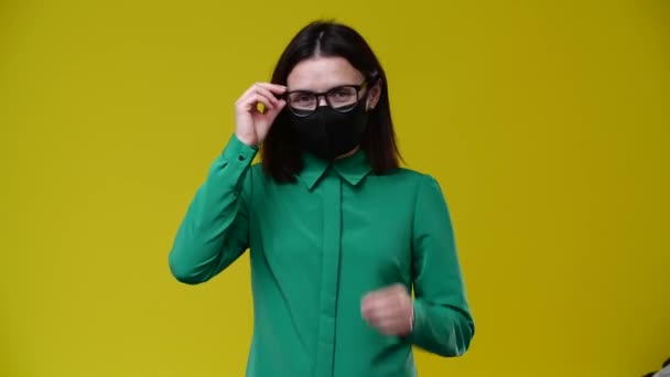 Kobieta Okularach Patrzy Kamerę Zdejmuje Maskę Uśmiecha Się Maska Jest — Wideo stockowe