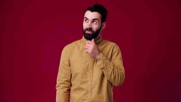 Uomo Guarda Intorno Pensa Qualcosa Brutto Tira Mano Sulla Barba — Video Stock