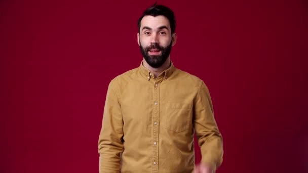 Muž Ukáže Kameře Jsi Nejlepší Ukáže Oběma Rukama Černé Vlasy — Stock video