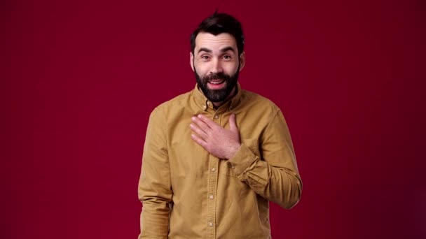 Velmi Dobré Chlap Příjemně Překvapen Tmavovlasý Vousatý Nosí Hnědou Košili — Stock video