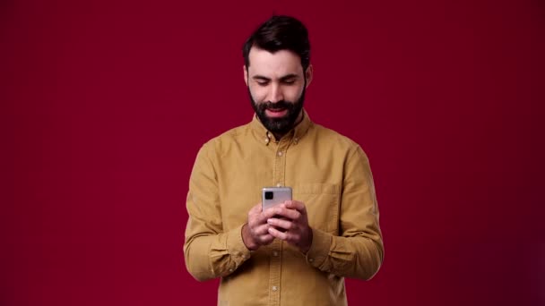 Cara Olha Para Telefone Ganha Loteria Ele Está Muito Feliz — Vídeo de Stock