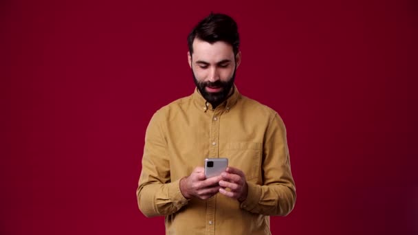 Killen Tittar Telefonen Och Visar Som Honom Förvånad Han Skäggig — Stockvideo