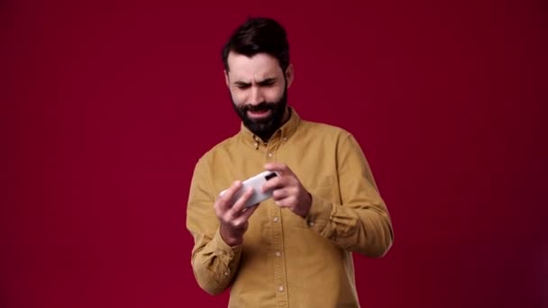 Chico Juega Carreras Teléfono Gana Sonriente Alegre Agitando Las Manos — Vídeo de stock